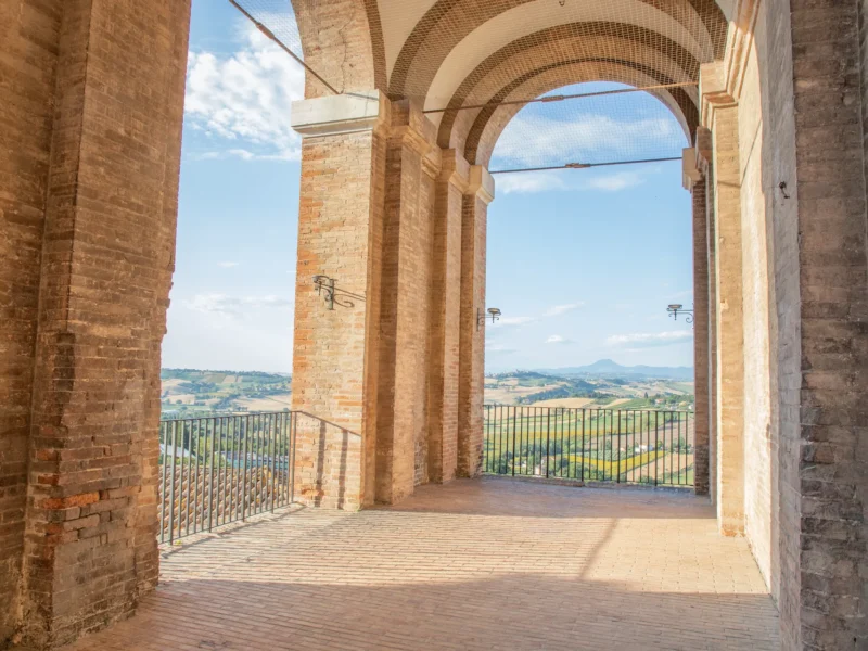 Loggiato del Palazzo Comunale, Corinaldo tra i Borghi più Belli d'Italia, Marche — estate