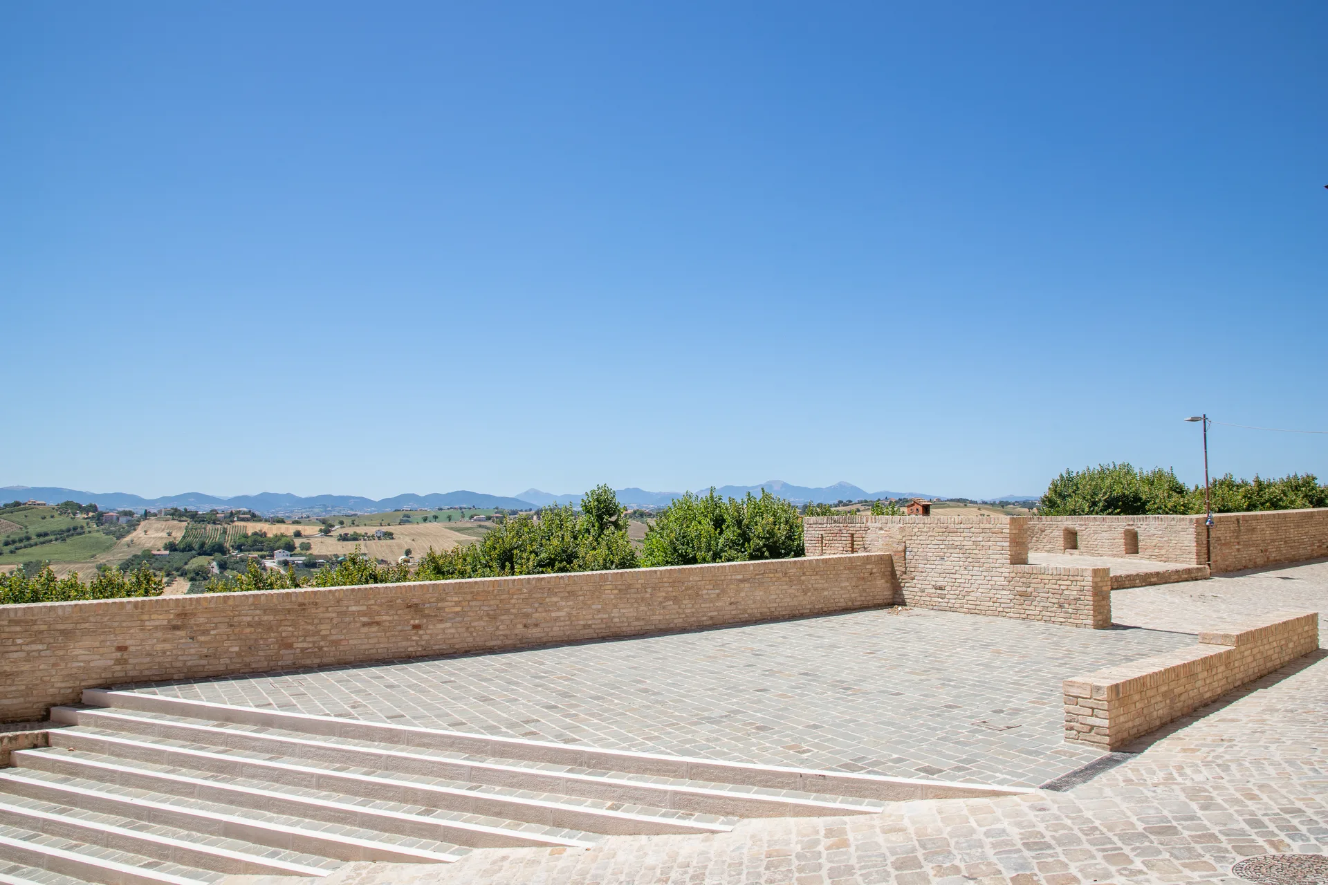 Piazzetta della Rotonda | Corinaldo Piazzettadella Rotonda, Corinaldo tra i Borghi più Belli d'Italia, Marche — estate