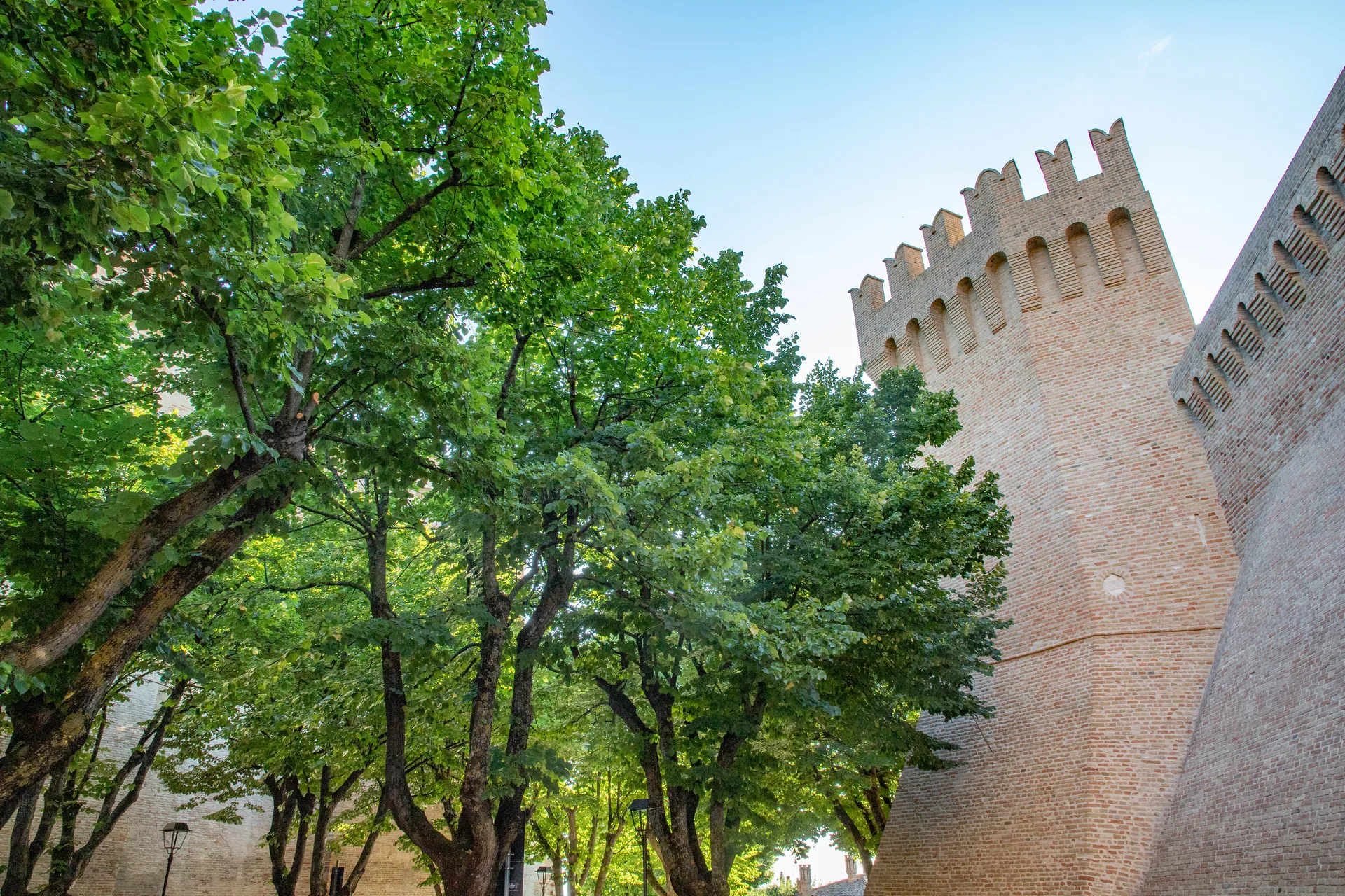 Lo Sperone e la fontana | Corinaldo Lo Sperone e la fontana, Corinaldo tra i Borghi più Belli d'Italia, Marche — estate