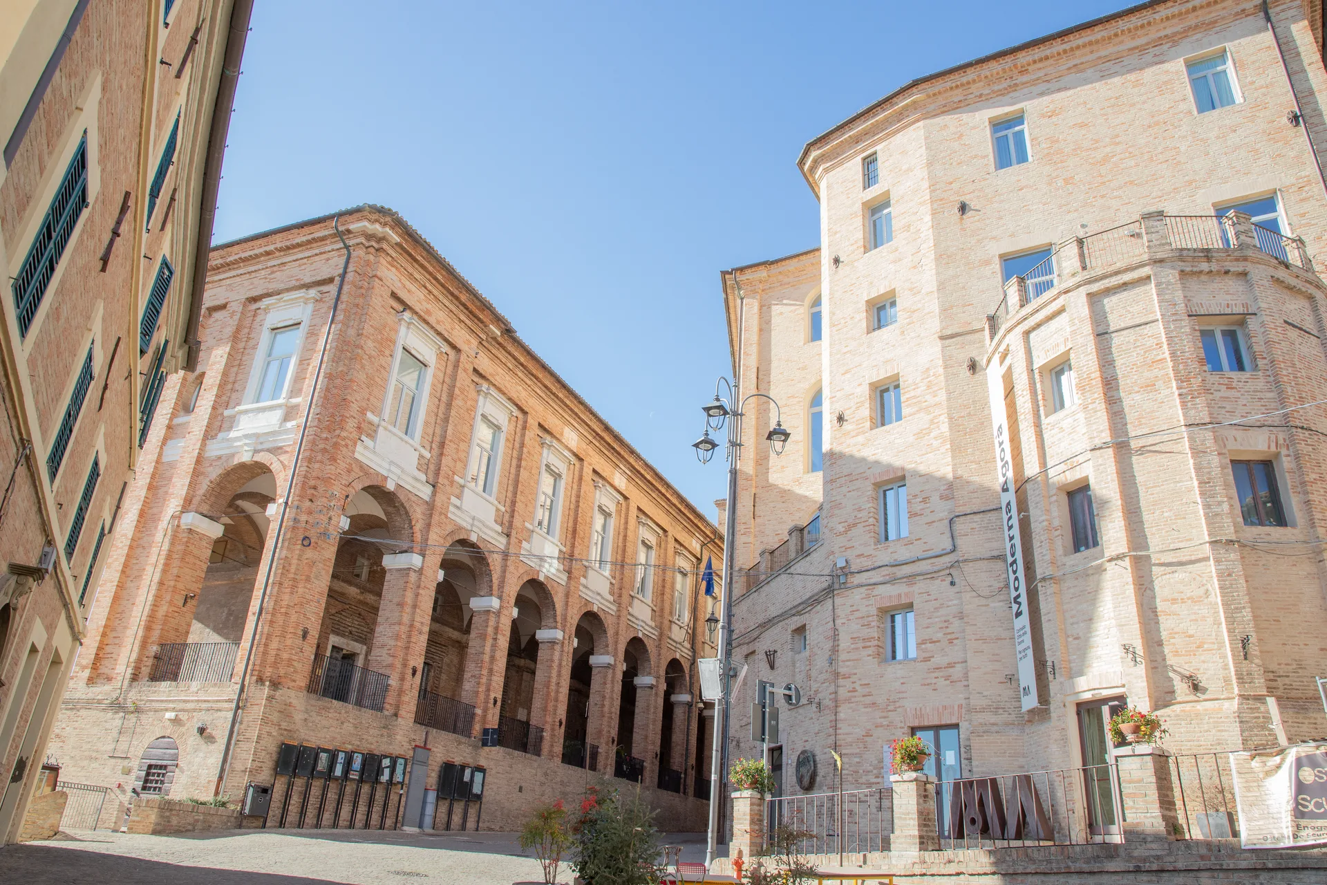 Largo XVII Settembre | Corinaldo Largo XVII Settembre, Corinaldo tra i Borghi più Belli d'Italia, Marche — autunno