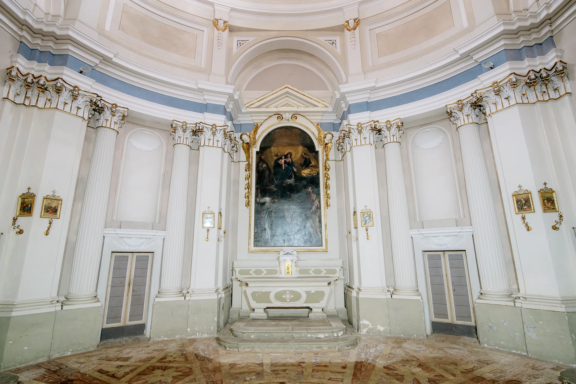 Chiesa del Suffragio, Corinaldo tra i Borghi più Belli d'Italia, Marche — autunno