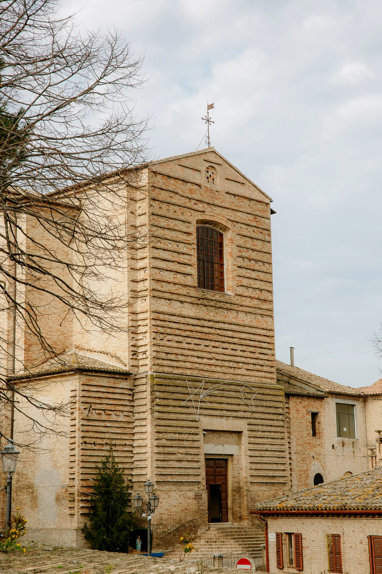 Chiesa di San Francesco, Corinaldo tra i Borghi più Belli d'Italia, Marche — inverno
