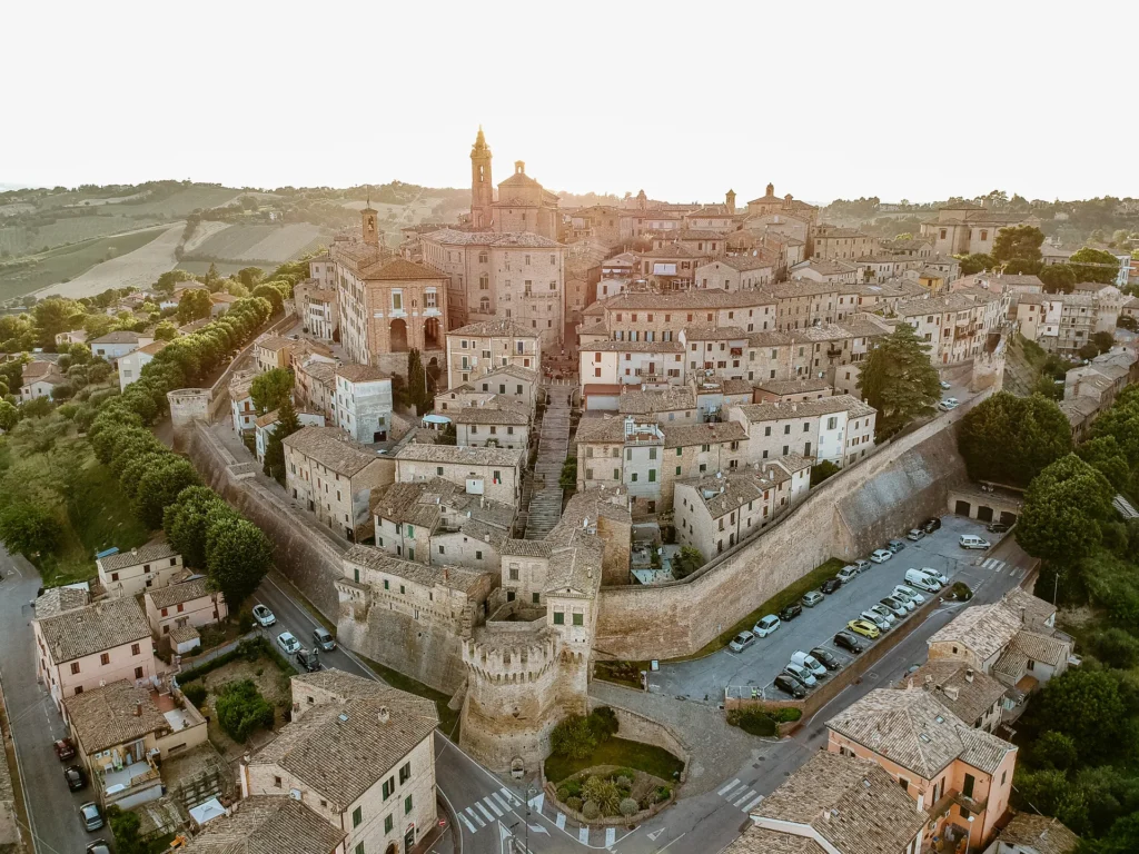 Veduta aerea di Corinaldo, Borgo più Bello d'Italia e Bandiera Arancione, Marche — estate