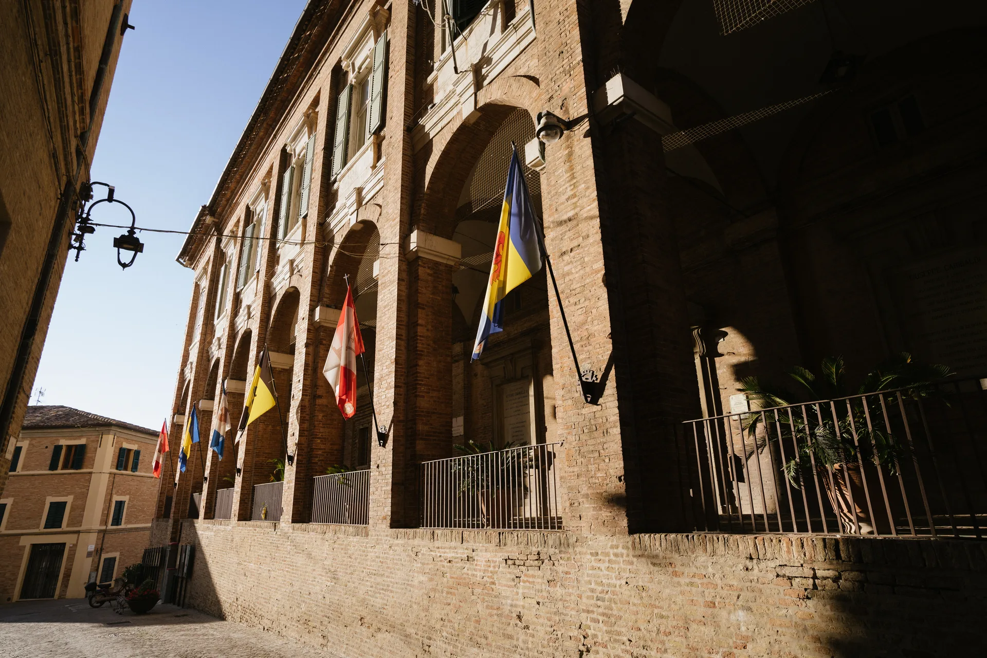 Palazzo Comunale, Corinaldo tra i Borghi più Belli d'Italia, Marche — estate