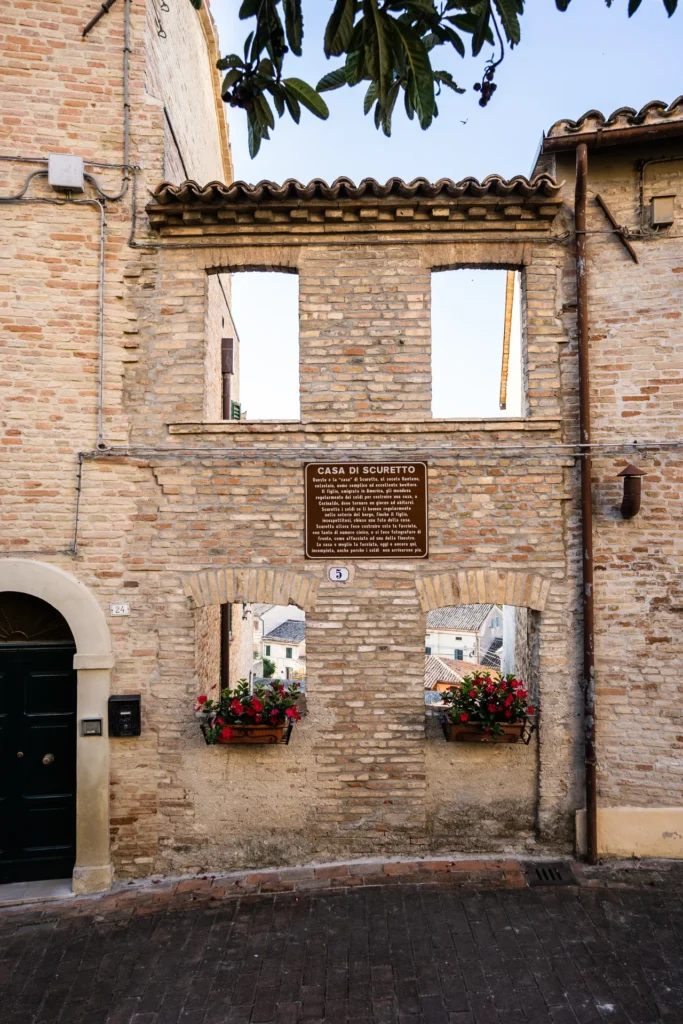 Lo Scuretto, Corinaldo tra i Borghi più Belli d'Italia, Marche — estate