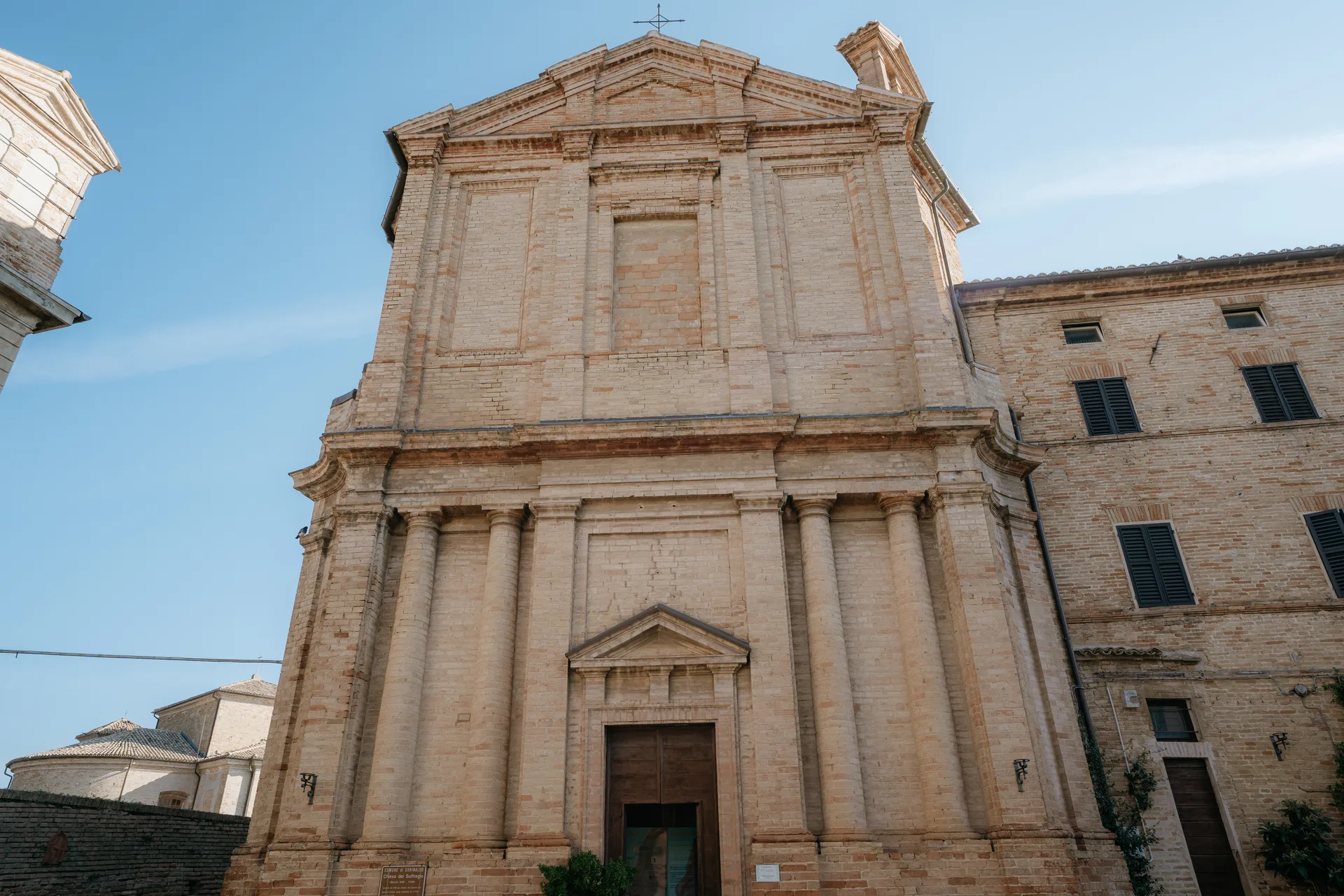 Chiesa del Suffragio, Corinaldo tra i Borghi più Belli d'Italia, Marche — autunno